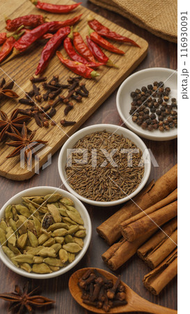 スパイス・イメージ|クミン・クローブ・黒胡椒・八角・カルダモン・シナモン・唐辛子 スパイス・イメージ|クミン・クローブ・黒胡椒・八角・カルダモン・シナモン・唐辛子 116930091