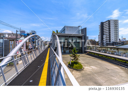 日本の相模原都市景観　7月。JR横浜線　淵野辺駅や駅前の桜美林大学などを望む＝7月21日　 116930135