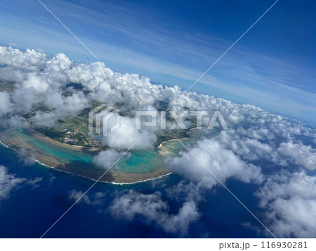 飛行機から見た海と雲。上空から日本・沖縄・離島の空・海・島・珊瑚礁(サンゴ礁)。 116930281