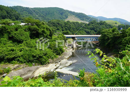静岡県駿東郡小山町のJR御殿場線の第一小山踏切周辺の鮎沢川の風景 116930999
