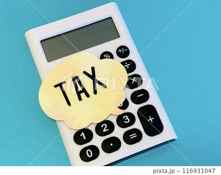 TAXの文字と電卓 116931047