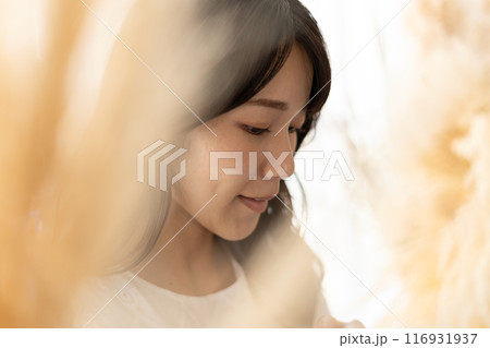 黒髪ロングヘアの女性(ビューティーイメージ) 黒髪ロングヘアの女性(ビューティーイメージ) 116931937