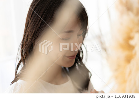 黒髪ロングヘアの女性(ビューティーイメージ) 黒髪ロングヘアの女性(ビューティーイメージ) 116931939