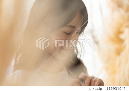 黒髪ロングヘアの女性（ビューティーイメージ） 116931943