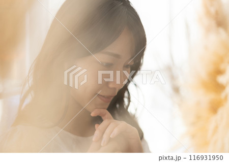 黒髪ロングヘアの女性（ビューティーイメージ） 116931950