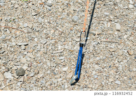 【オートキャンプ場でソロキャンプ　ペグとガイロープ　テンション付き】 116932452