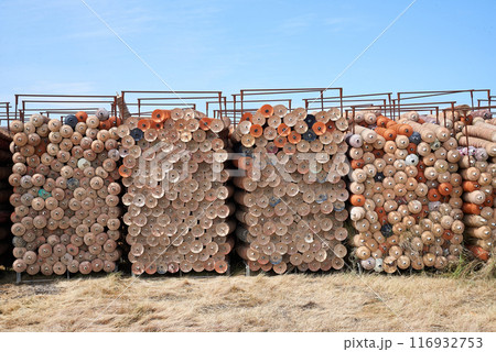 Oyster collectors in the form of plastic cups 116932753