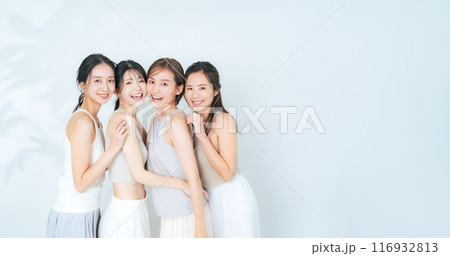 ナチュラルメイクのミドル女性グループの美容イメージ 116932813