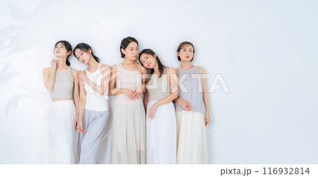 ナチュラルメイクのミドル女性グループの美容イメージ 116932814