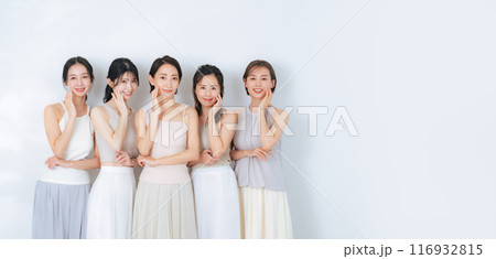 ナチュラルカラーの衣装を着たミドル女性グループの美容イメージ スキンケア コスメ ナチュラルカラーの衣装を着たミドル女性グループの美容イメージ スキンケア コスメ 116932815
