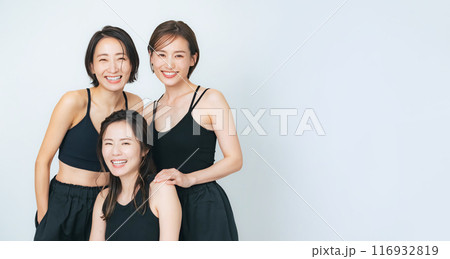 ミドル女性グループの美容イメージ　スキンケア　コスメ 116932819