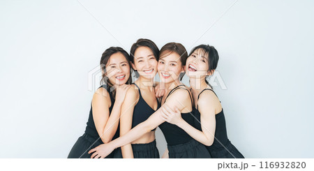 ミドル女性グループの美容イメージ　スキンケア　コスメ 116932820