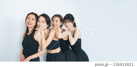 ミドル女性グループの美容イメージ　スキンケア　コスメ 116932821