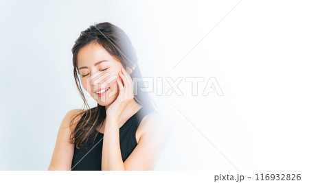 ミドル女性の美容イメージ　スキンケア　コスメ 116932826