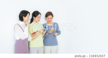 スマホを見ながら会話するミドル女性グループ スマホを見ながら会話するミドル女性グループ 116932837