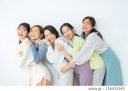 カジュアルファッションのミドル女性グループ 116932845