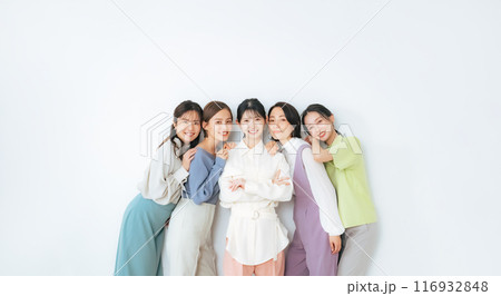カジュアルファッションのミドル女性グループ 116932848