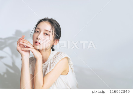 ナチュラルメイクの女性の美容イメージ 116932849