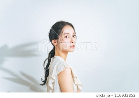 ナチュラルメイクの女性の美容イメージ 116932852