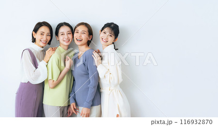 笑顔のカジュアルなミドル女性グループ 笑顔のカジュアルなミドル女性グループ 116932870