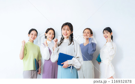 カラフルなオフィスカジュアルを着たミドル女性グループ カラフルなオフィスカジュアルを着たミドル女性グループ 116932878