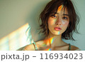 鮮やかな光を浴びる女性 116934023