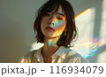 鮮やかな光を浴びる女性 116934079