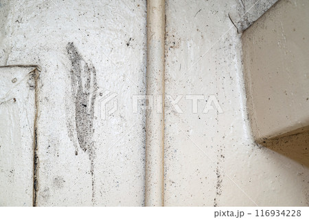 Big wet black mold and cracks a on the wall 116934228