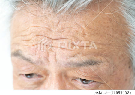 シニア男性　おでこ　しわ 116934525