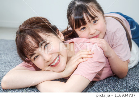 ママの背中に乗って遊ぶ娘 ママの背中に乗って遊ぶ娘 116934737