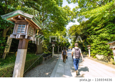 日本の寒川都市景観　相模國一之宮 寒川神社・境内など望む＝令和6年7月21日 116934836