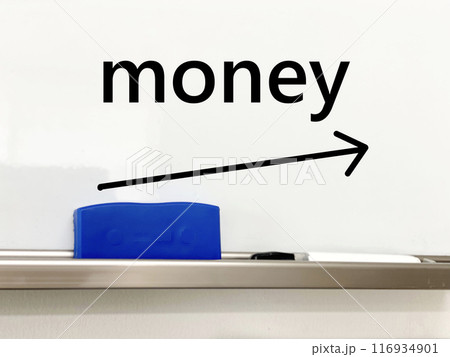 money文字と矢印入りのホワイトボードとマーカーとイレーザー 116934901