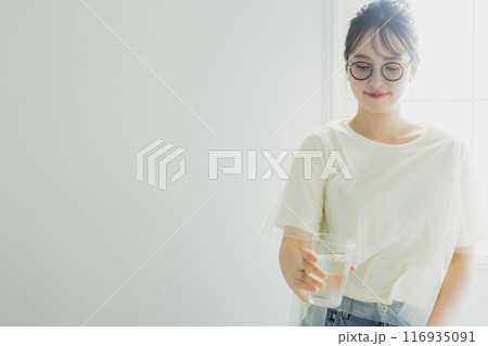 キッチンの女性　 116935091