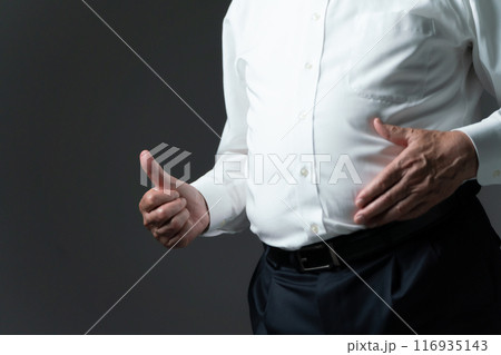 シニア 男性 メタボ おなか 手元 シニア 男性 メタボ おなか 手元 116935143