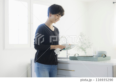 キッチンで家事をする女性 キッチンで家事をする女性 116935290