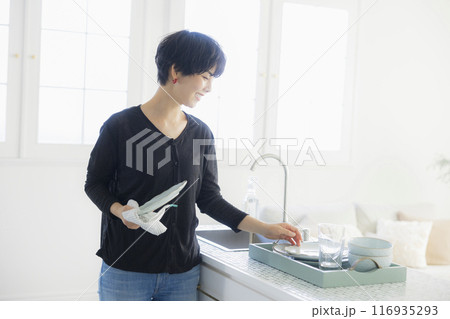 キッチンで家事をする女性 キッチンで家事をする女性 116935293