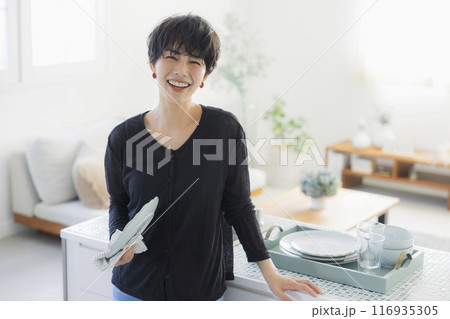 キッチンで家事をする女性 116935305