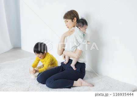 子どもたちと遊ぶお母さん 116935444