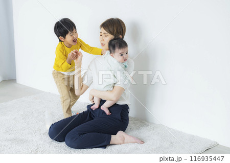 子どもたちと遊ぶお母さん 116935447