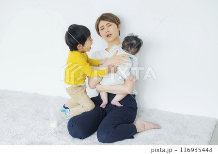 子どもたちと遊ぶお母さん 116935448