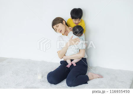 子どもたちと遊ぶお母さん 116935450