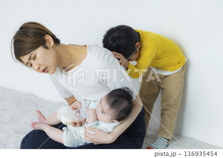 子どもたちと遊ぶお母さん 116935454