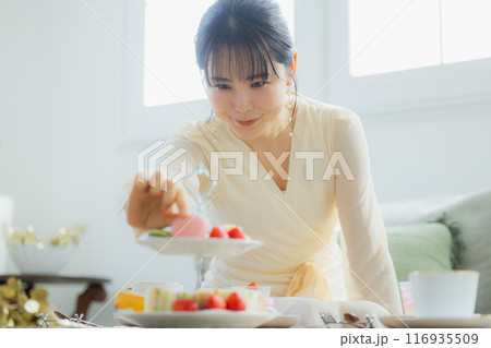 カフェでスイーツを食べる女性 カフェでスイーツを食べる女性 116935509