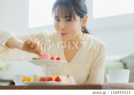 カフェでスイーツを食べる女性　 116935513