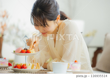 カフェでスイーツを食べる女性 カフェでスイーツを食べる女性 116935514