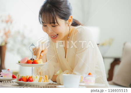 カフェでスイーツを食べる女性　 116935515