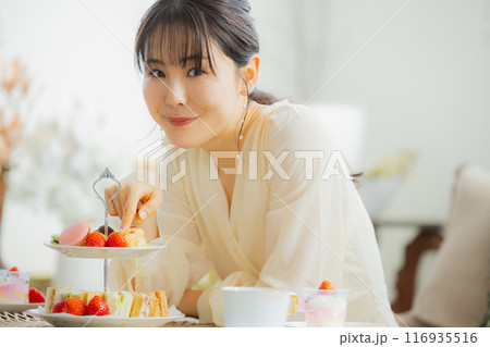 カフェでスイーツを食べる女性 カフェでスイーツを食べる女性 116935516