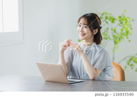 パソコンを使う若い女性　 116935590