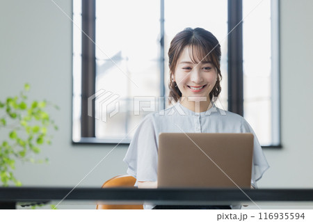 パソコンを使う若い女性 パソコンを使う若い女性 116935594