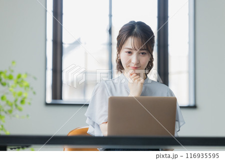 パソコンを使う若い女性　 116935595